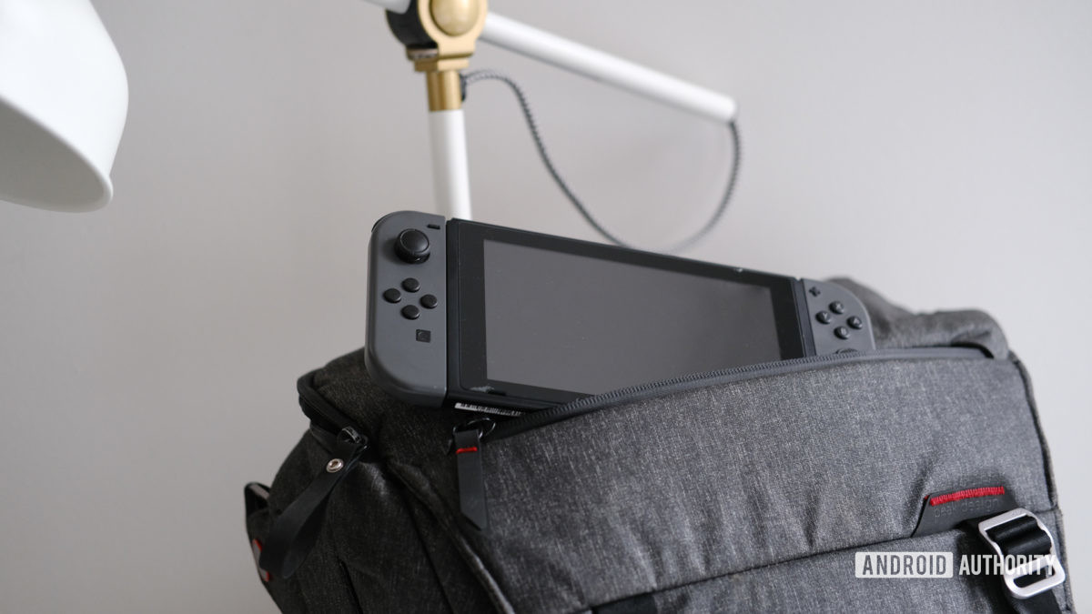 Peak Design Everyday Sling 10L avec Nintendo Switch sortant 3