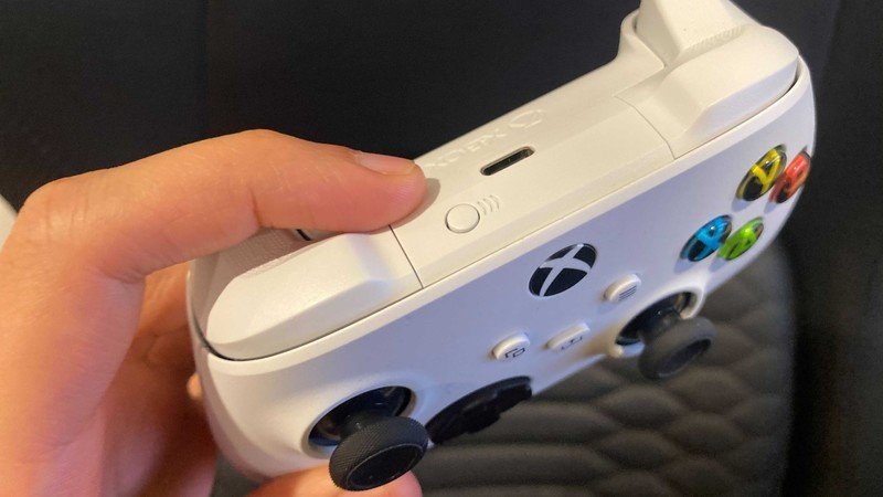 Comment utiliser une manette Xbox One ou Series X | S avec un iPhone ou un iPad: maintenez enfoncé le bouton d'association situé en haut de la manette Xbox. 