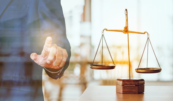 Balance antique basculant légèrement d'un côté.