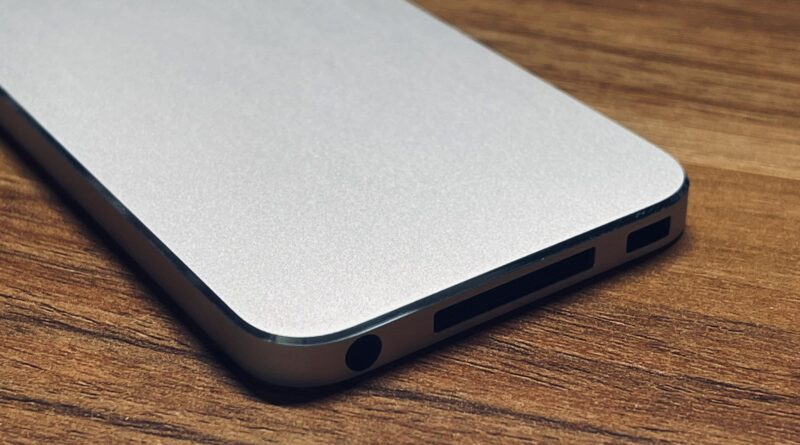 iPod Touch 5 inédit avec bords chanfreinés et connecteur Dock à 30 broches partagé en ligne